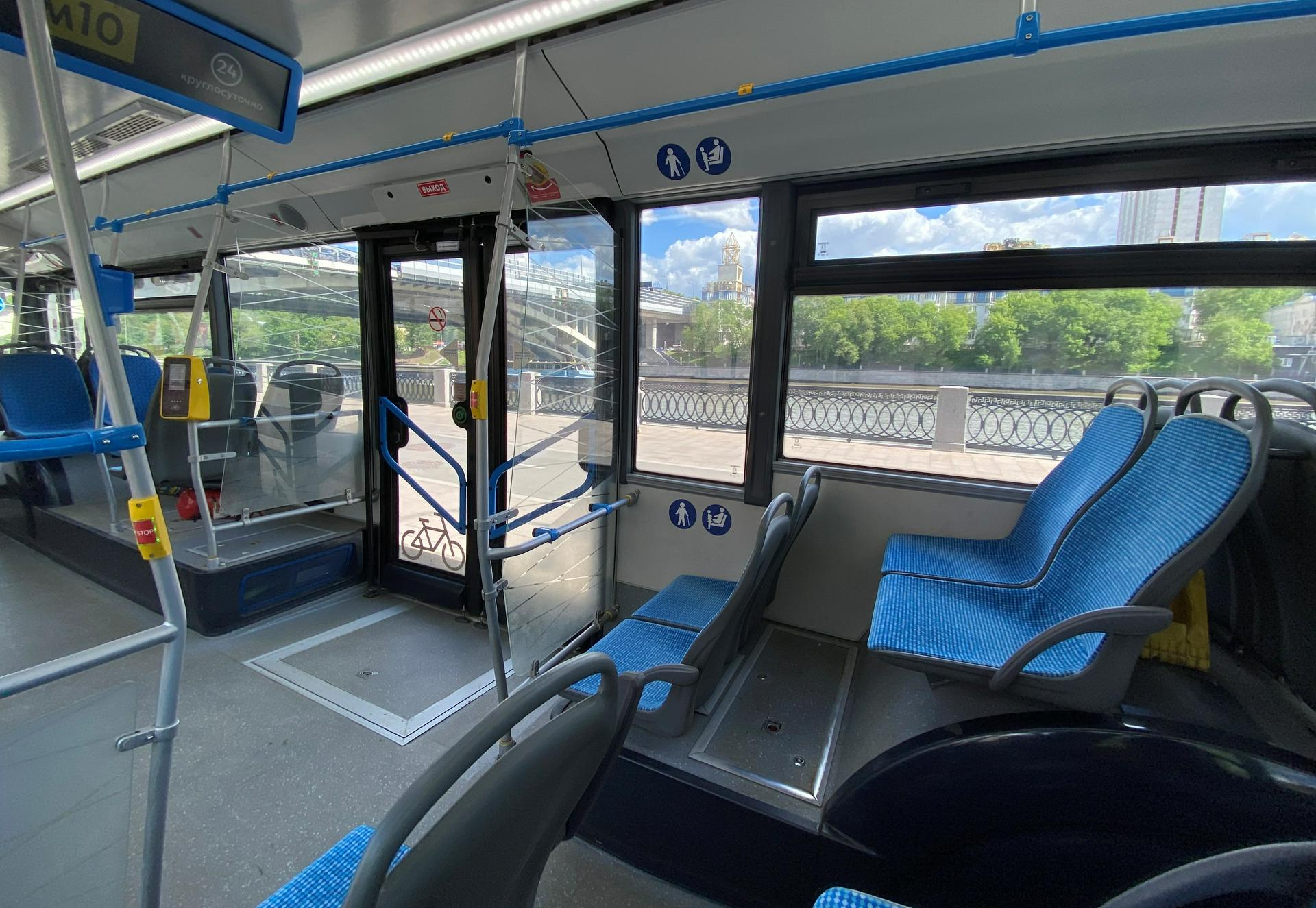 Названо число безбилетников в общественном транспорте Петербурга 