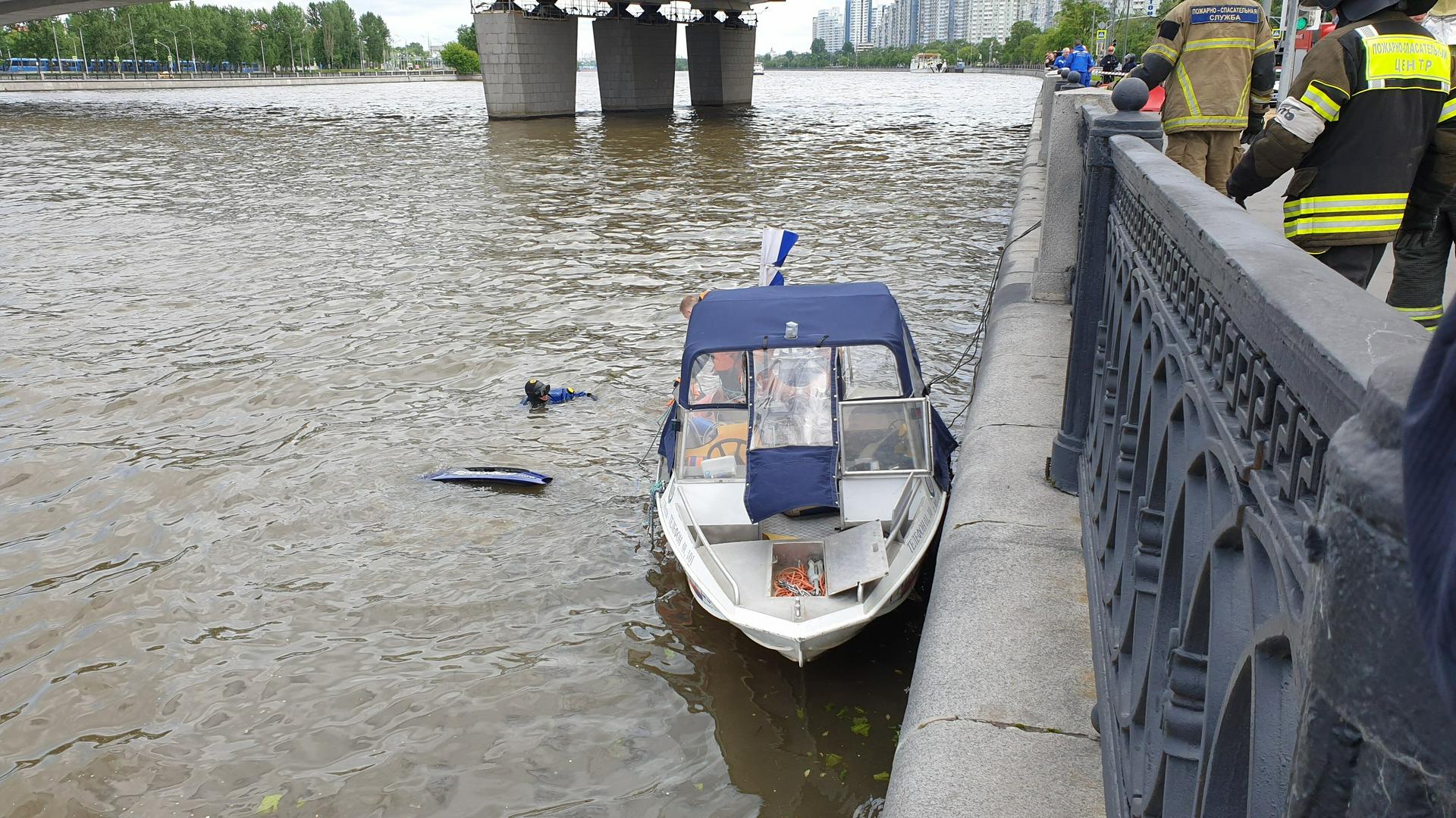Автомобиль упал в воду с Нагатинской набережной в Москве