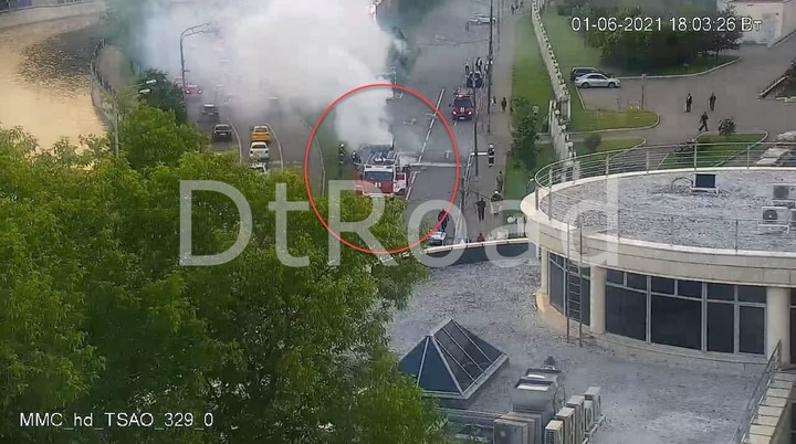 Горящий автомобиль перекрыл движение на Рубцовской набережной