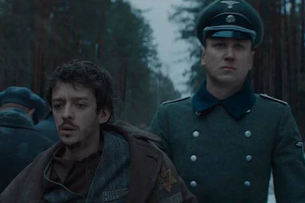 Актер Науэль Перес Бискаярт (слева) в роли Жиля Кремье и Ларс Айдингер в роли Клауса Коха