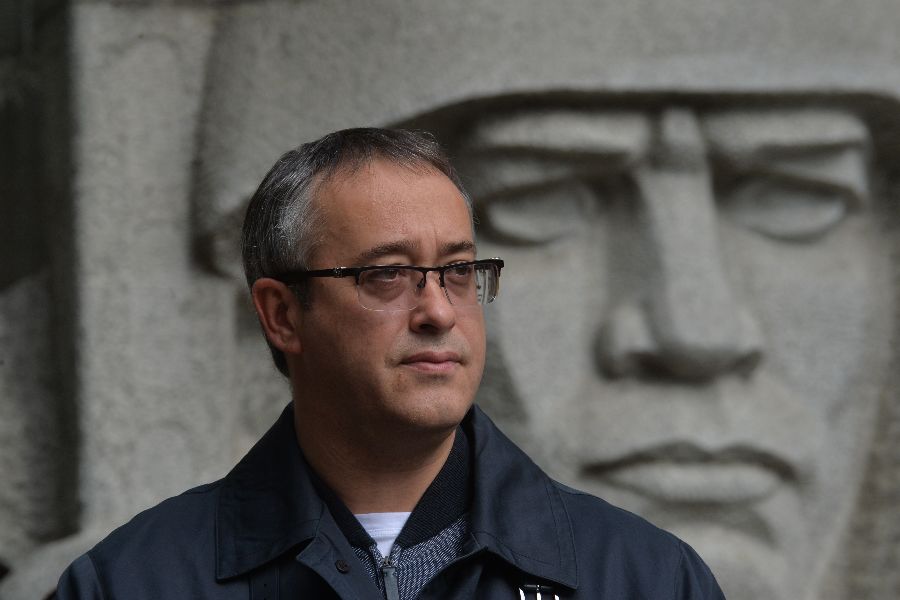 Отправной точкой экскурсии, старт которой дал председатель Мосгордумы Алексей Шапошников, стал памятник ополчению Фрунзенского района перед зданием МГЛУ