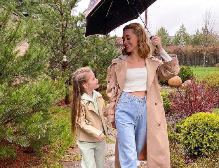 «Страшно горжусь»: Асмус поздравила дочь с окончанием первого класса