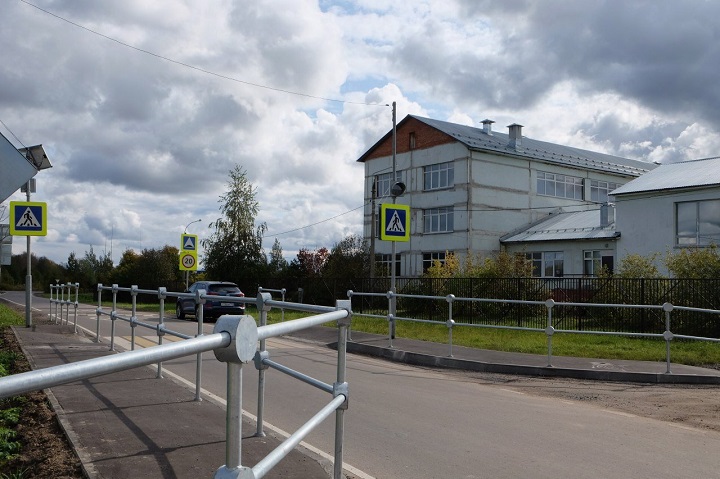 Ремонт дорог и прокладку тротуаров к 57 школам проведут в Подмосковье к осени