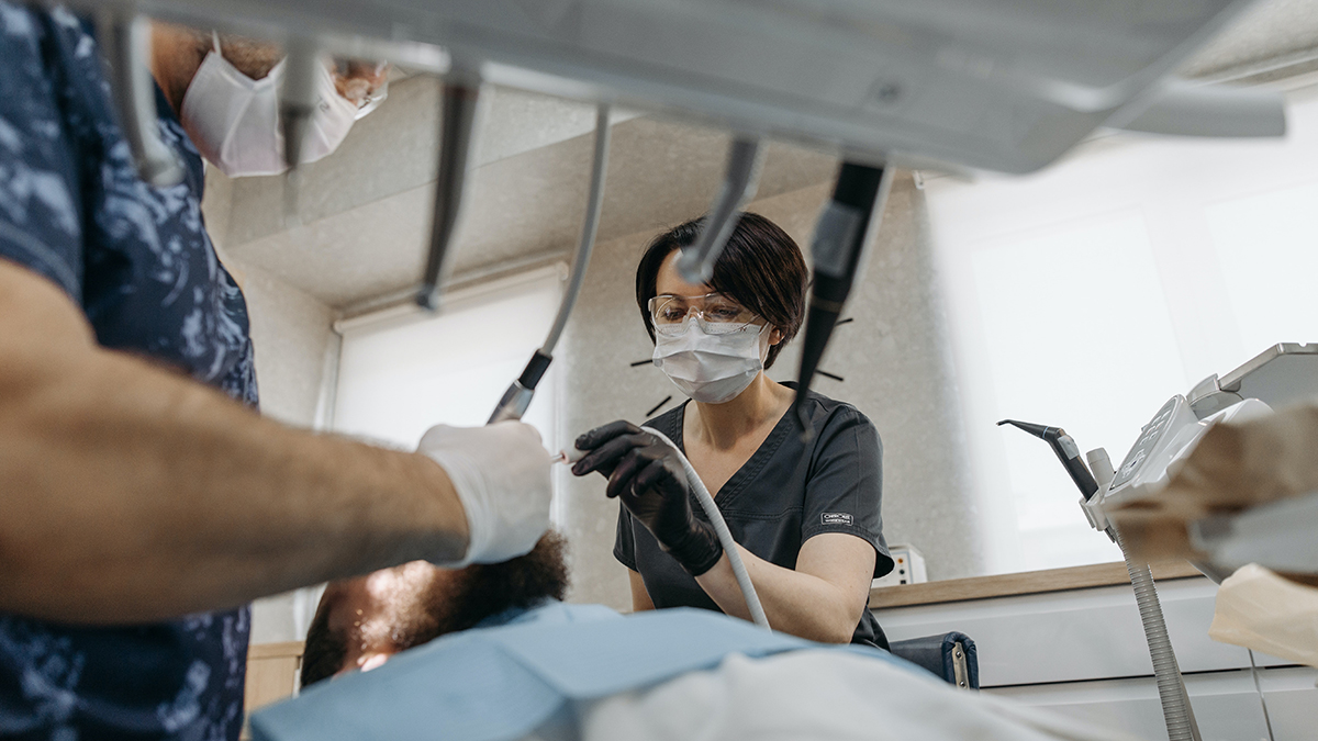 Инсульт, деменция и старение: врач рассказал, чем грозит отказ от посещения стоматолога