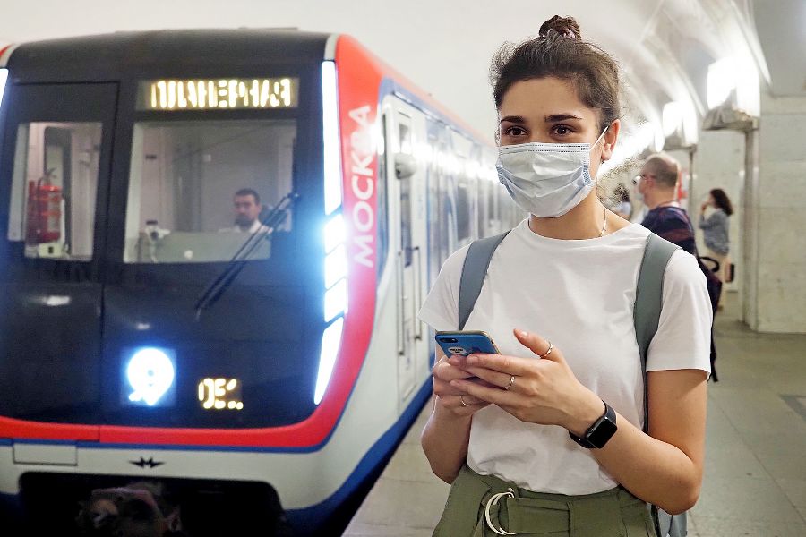 Аделя Зейналова ожидает поезд на «Пушкинской» и ищет информацию о расписании