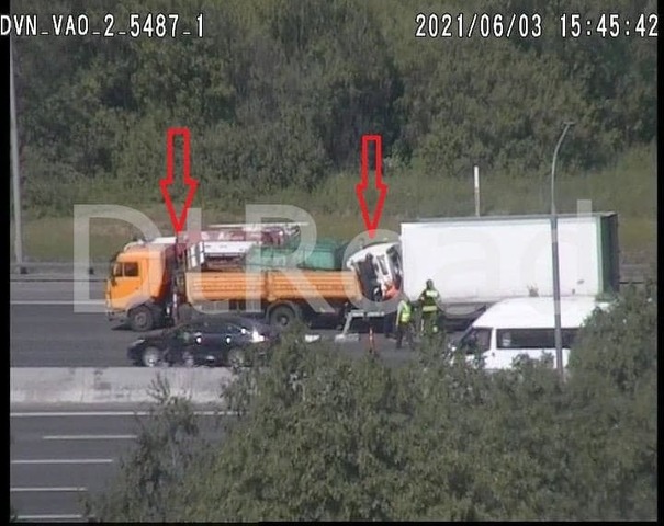 Человек пострадал при столкновении грузовиков на 102-м километре МКАД