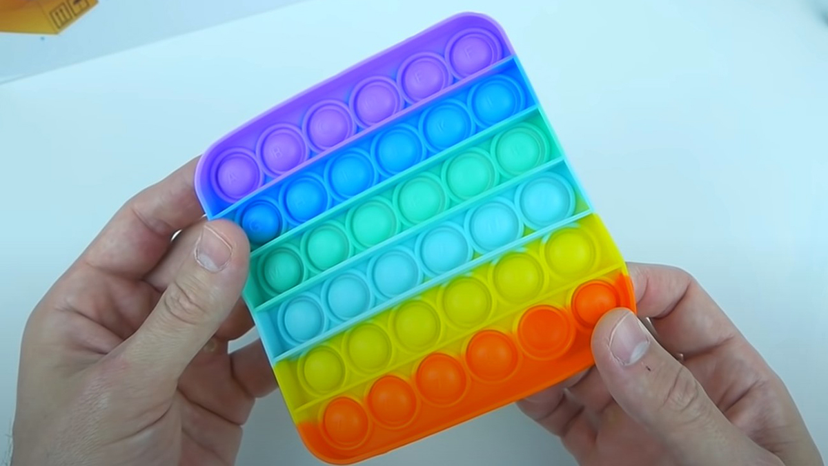 Россиянам объяснили, почему стоит ограничить покупку симпл-димплов и поп-итов