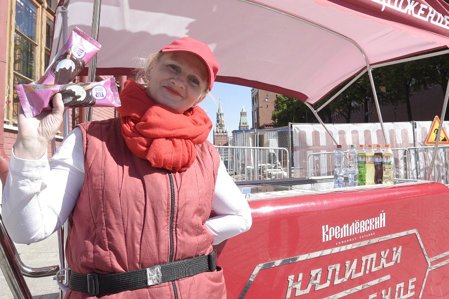 Валентина Малиновская продает мороженое на одной из самых проходимых точек столицы — на Манежной площади. Москвичи и туристы с удовольствием покупают лакомство из тележки, оформленной в ретростиле