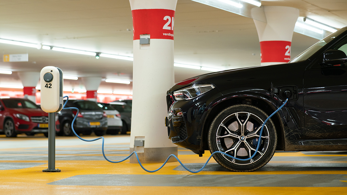 Банки начали выдавать россиянам льготные кредиты на электромобили