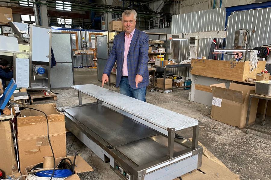 Предприниматель и изобретатель Михаил Корин в цеху своего завода демонстрирует донер-гриль