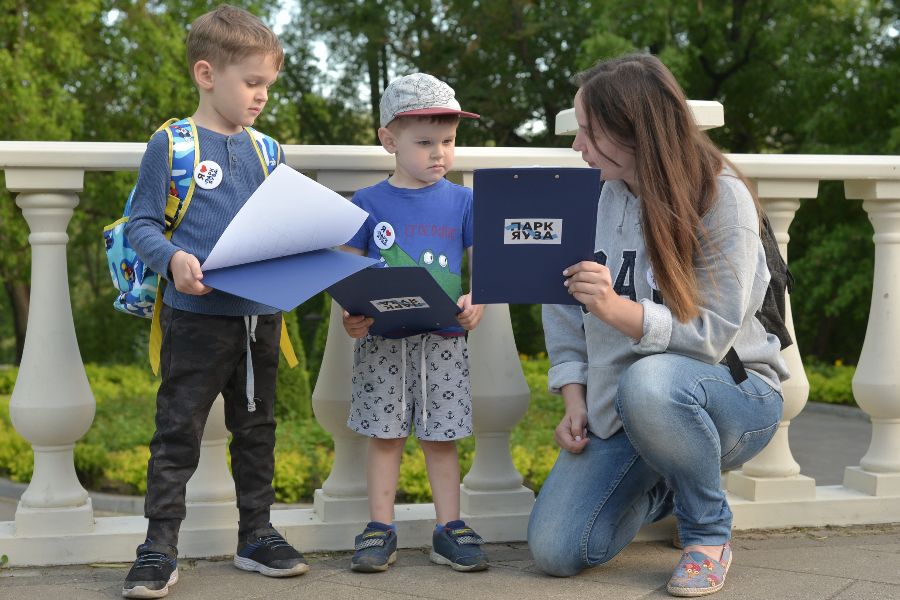 Шестилетний Савелий (слева), четырехлетний Иван и их мама Ксения Яркина пришли на экскурсию в «Сад будущего». В рамках акции «Ночь географии» участников учили рисовать карты местности и показывали достопримечательности парка