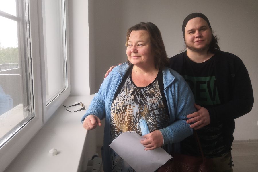 Ирина Андриенко с сыном Алексеем во время осмотра своей новой просторной квартиры в новостройке на Береговом проезде, куда они переедут в ближайшее время