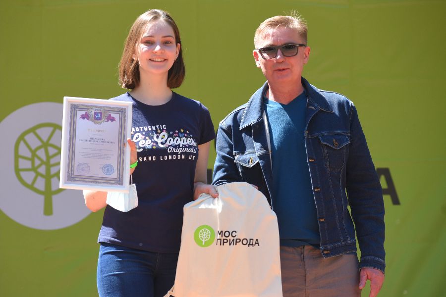 Ученица школы № 1507, победитель Московской олимпиады школьников по экологии в 2021 году Екатерина Андрианова и руководитель Департамента природопользования и охраны окружающей среды Антон Кульбачевский (слева направо)