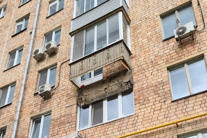 Мужчина вытолкнул товарища с балкона на юго-западе Москвы