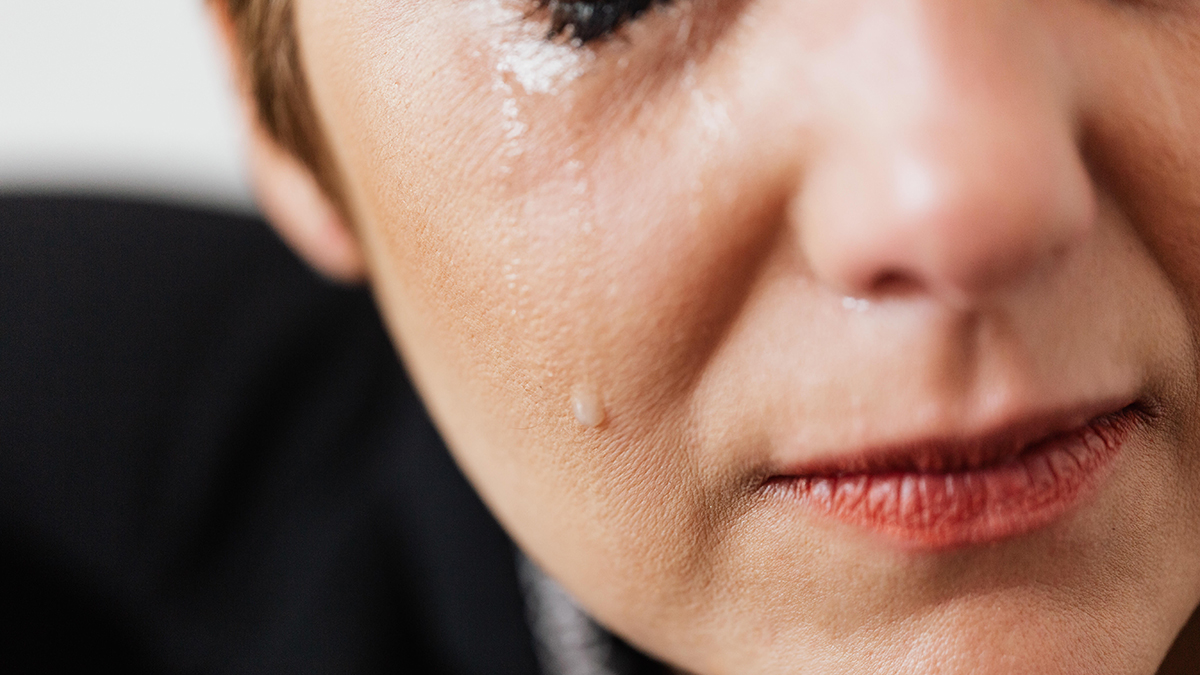 Как помочь покрасневшим глазам после слез