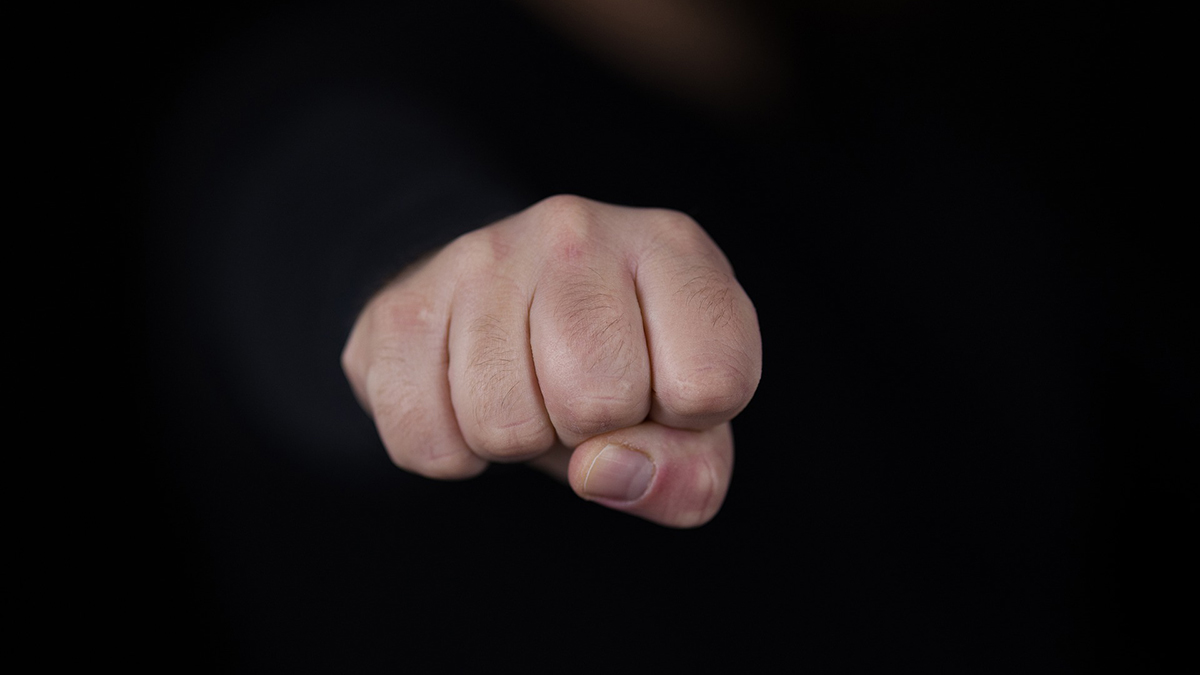 Неизвестный сломал москвичу нос в драке в центре Москвы