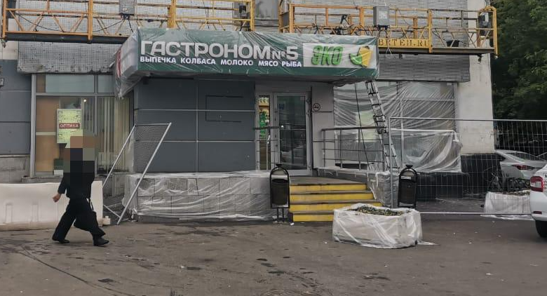 Москвичка пострадала из-за тяжелого предмета, который упал ей на голову с фасада здания
