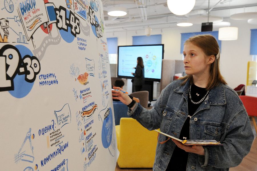 Ученица 10-го класса школы № 1209 Ираида Филимонова изучает информационный стенд центра занятости «Моя карьера». Девушка пришла на профориентационные занятия, чтобы определиться с выбором будущей специальности