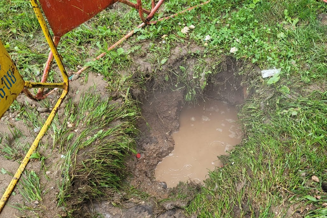 Проспект Космонавтов в Петербурге затопило из-за прорыва трубы