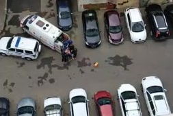 Мужчина под наркотиками разгромил собственную квартиру в Химках. Видео