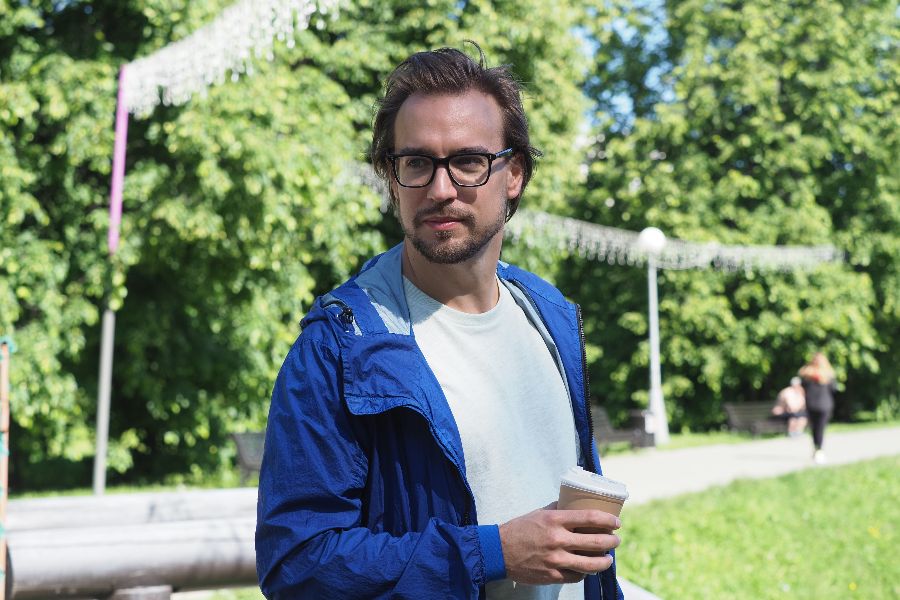 Терьер Нунка — неизменный спутник актера Петра Романова на прогулках по городу