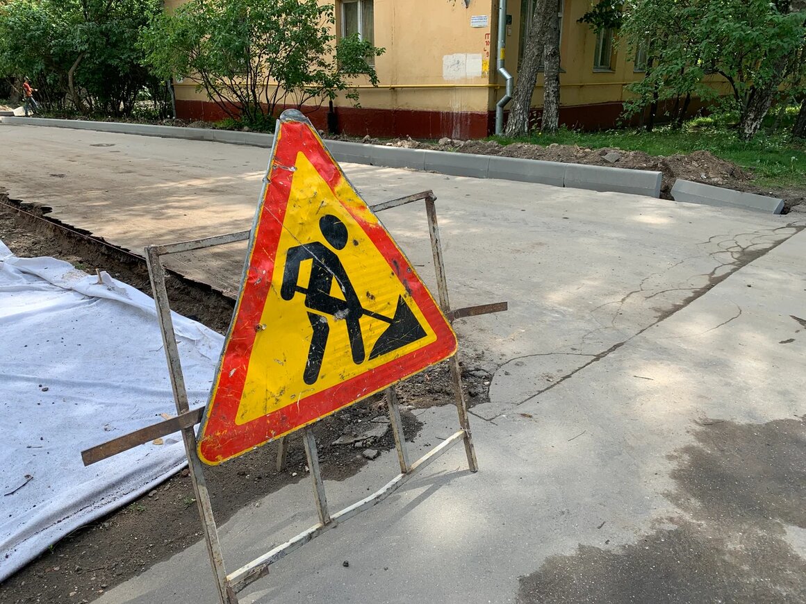 После вмешательства Толстого в Кузьминках приводят в порядок асфальт во дворах