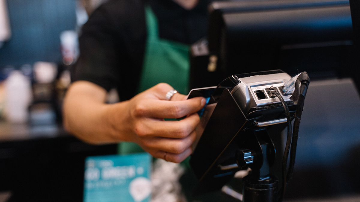 Аналитик рассказал об уловках магазинов при оплате картой