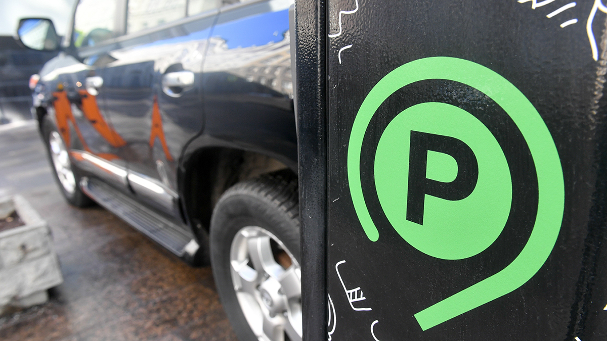 Столичным автомобилистам напомнили о продлении абонемента на парковки на сентябрь