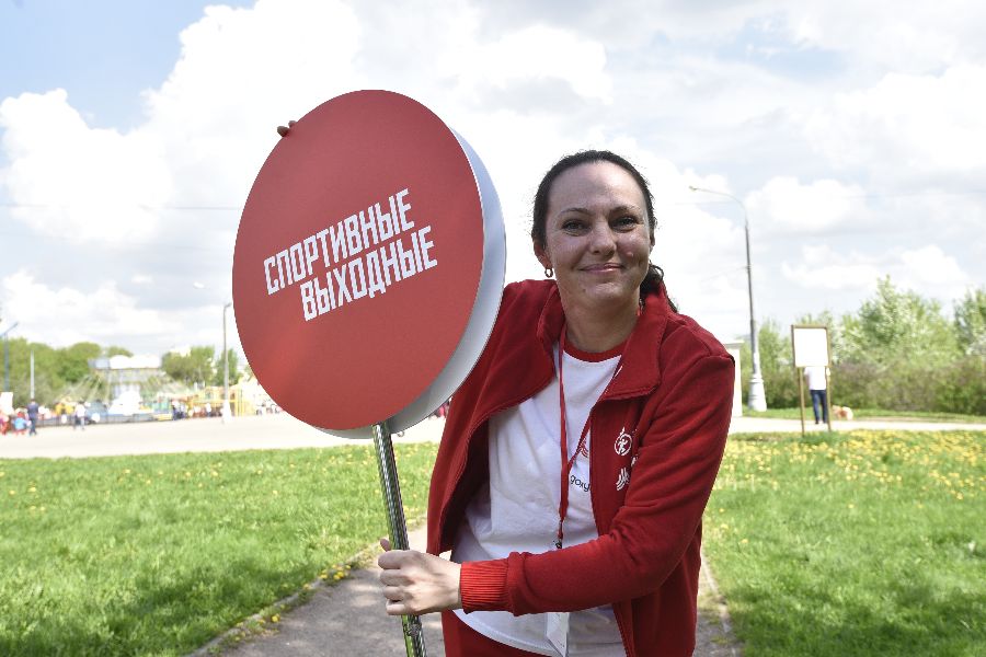 Москвичка Ольга Исаева на старте «Спортивных выходных». Бесплатные тренировки в парках собирают большое количество любителей активного отдыха. Танцы и фитнес на свежем воздухе заряжают энергией всех от мала до велика