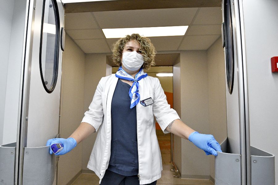 Медсестра Наталья Доровских в обновленном приемном отделении Городской клинической больницы имени С. С. Юдина встречает пациентов. Всем прибывающим она измеряет температуру и затем распределяет по блокам в зависимости от симптомов