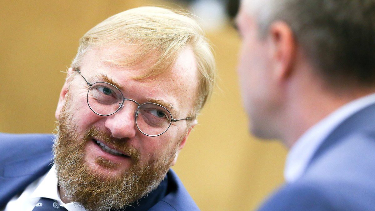 «Куриные мозги»: Милонов высказался о магазине, раскритиковавшем парад Победы