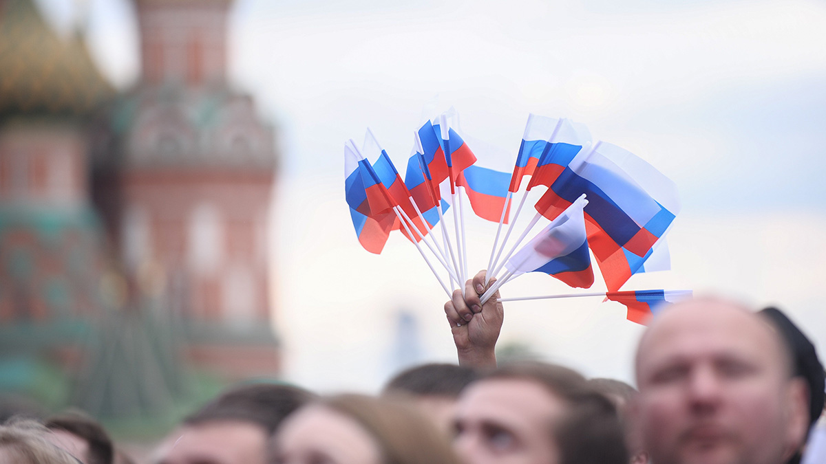 Москвичам рассказали о теплой погоде в День России
