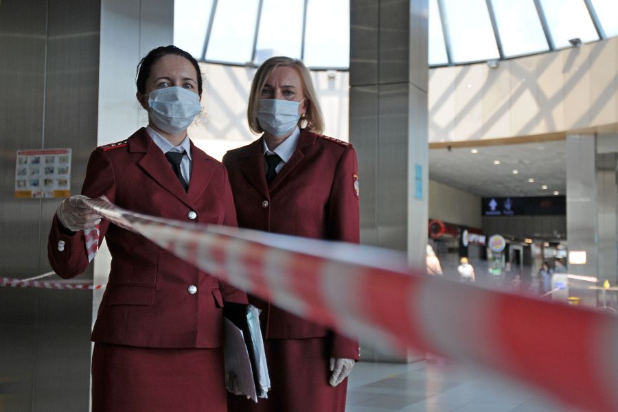 Главные специалисты-эксперты территориального отдела управления Роспотребнадзора по ЮВАО Москвы Надежда Цедик (слева) и Татьяна Надточий выявили нарушения противоэпидемиологических мер в торгово-развлекательном центре «Бум» в Марьине