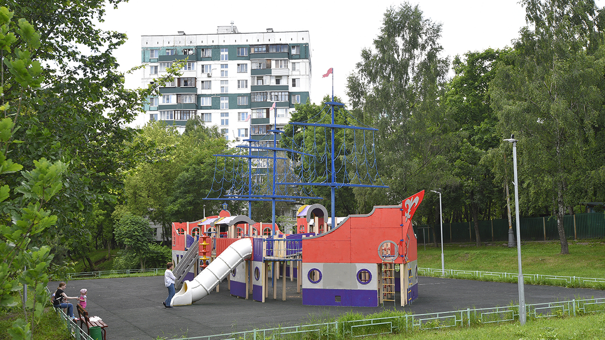 Мертвую женщину с бутылкой виски обнаружили на детской площадке в Новой Москве