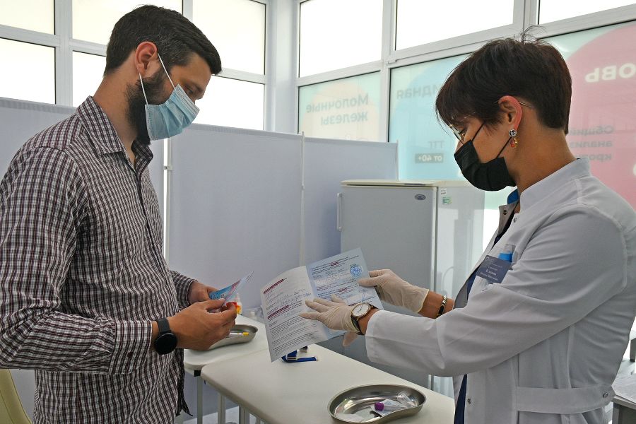 Главный врач поликлиники № 68 Наталья Кузенкова назначает Кириллу Щербаню дату введения второго компонента «Спутника V» в павильоне «Здоровая Москва»