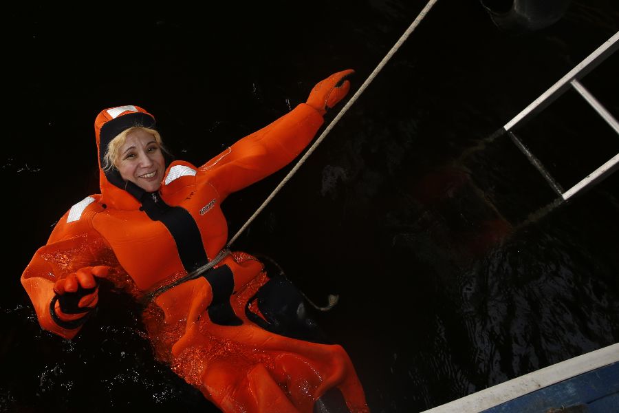 Журналист Динара Кафискина обучается трудному делу: спасению утопающих