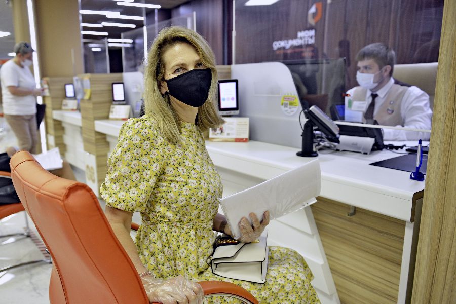 Москвичка Елена Меньшикова пришла во флагманский офис «Мои документы» Центрального округа, чтобы получить услугу «Согласование границ земельного участка». Перед визитом она заранее записалась на прием на сайте mos.ru