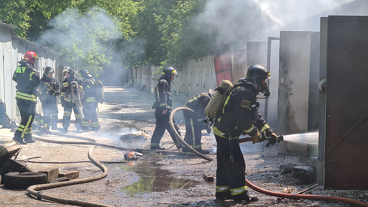 Металлические гаражи на площади 100 квадратов загорелись на юге Москвы