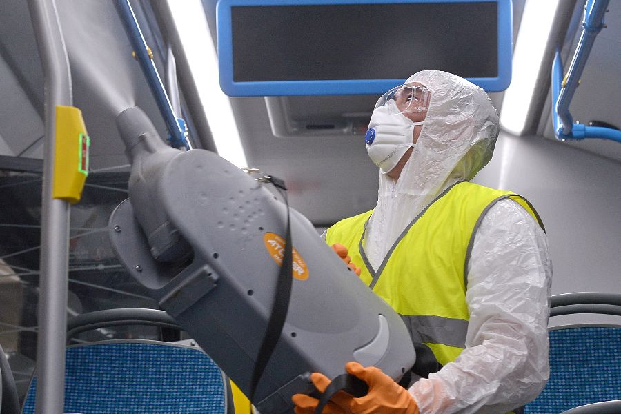 Специалист филиала «Южный» Мосгортранса Ислам Сактанов обрабатывает автобус холодным туманом