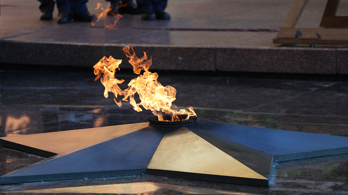 Бездомный попытался потушить Вечный огонь в Москве, чтобы согреться