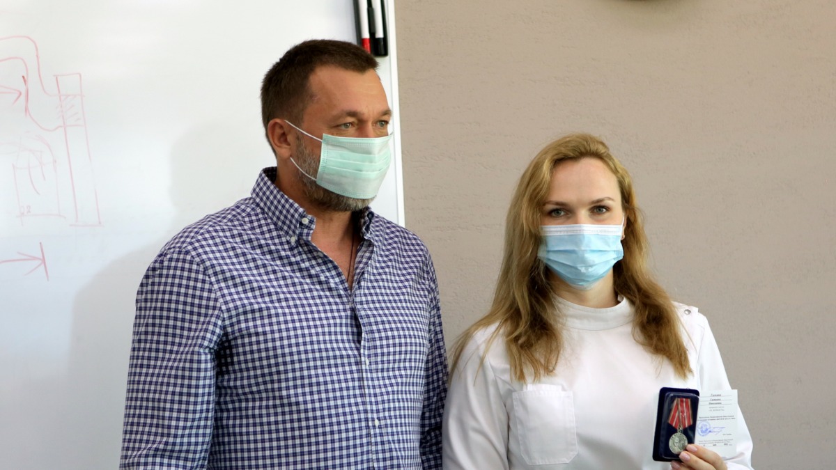 «Защитили память о подвиге врачей»: Дмитрий Саблин вместе с волонтерами высадил липовую аллею