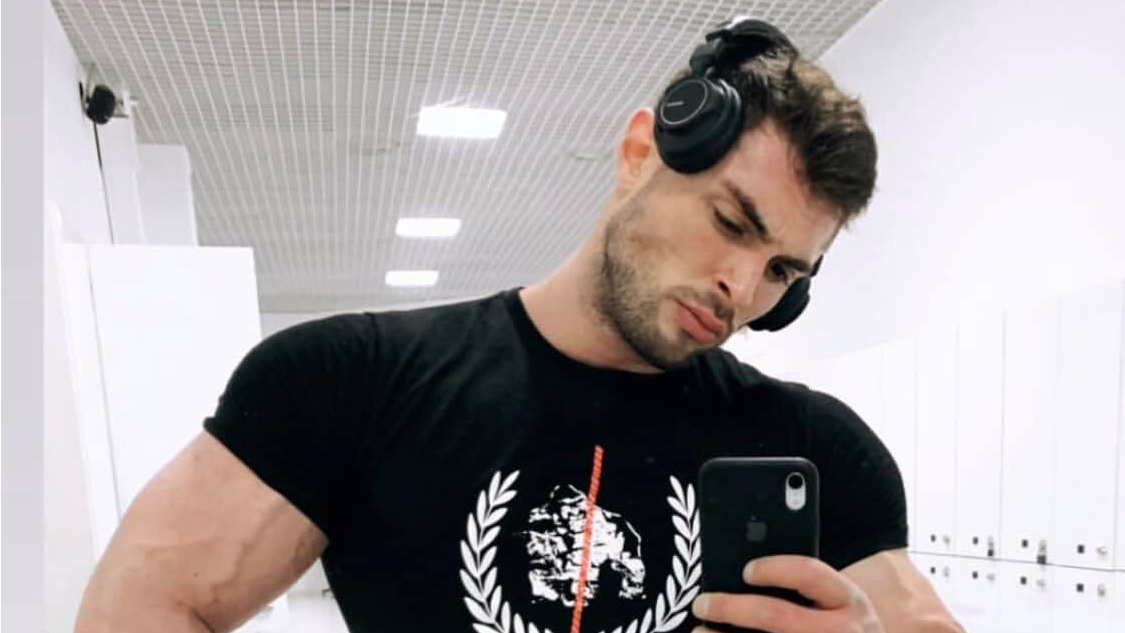 Бодибилдер напал с ножом на сотрудника кинотеатра из-за просьбы надеть маску