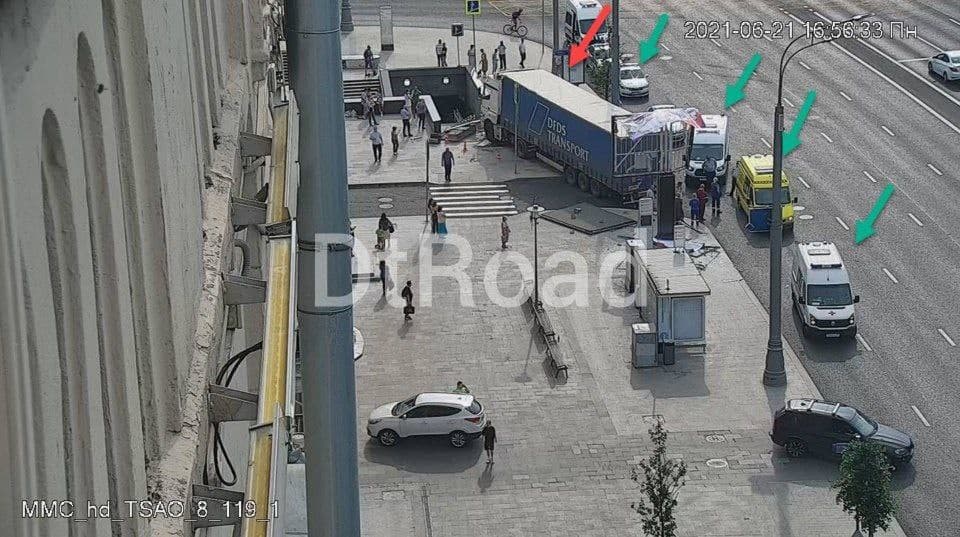 Грузовик выехал на тротуар и протаранил рекламный щит в центре Москвы