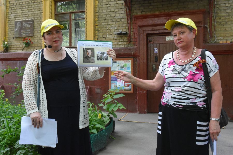 Экскурсоводы Лада Малышева (слева) и Надежда Погодина рассказывают о герое Илье Старинове