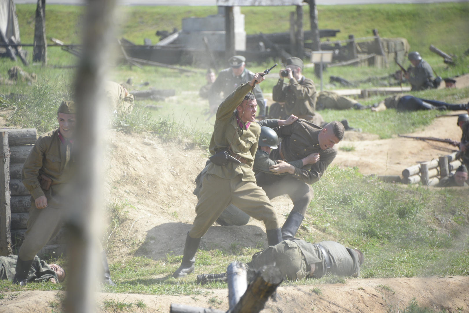 Реконструктор Александр Мильчаков (слева) на воссоздании одного из первых дней Великой Отечественной войны