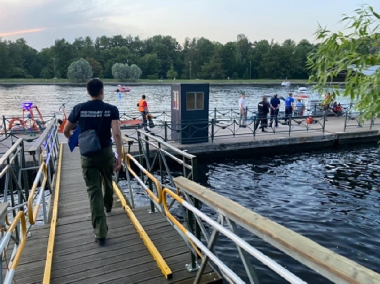 Теплоход и маломерное судно столкнулись в Санкт-Петербурге