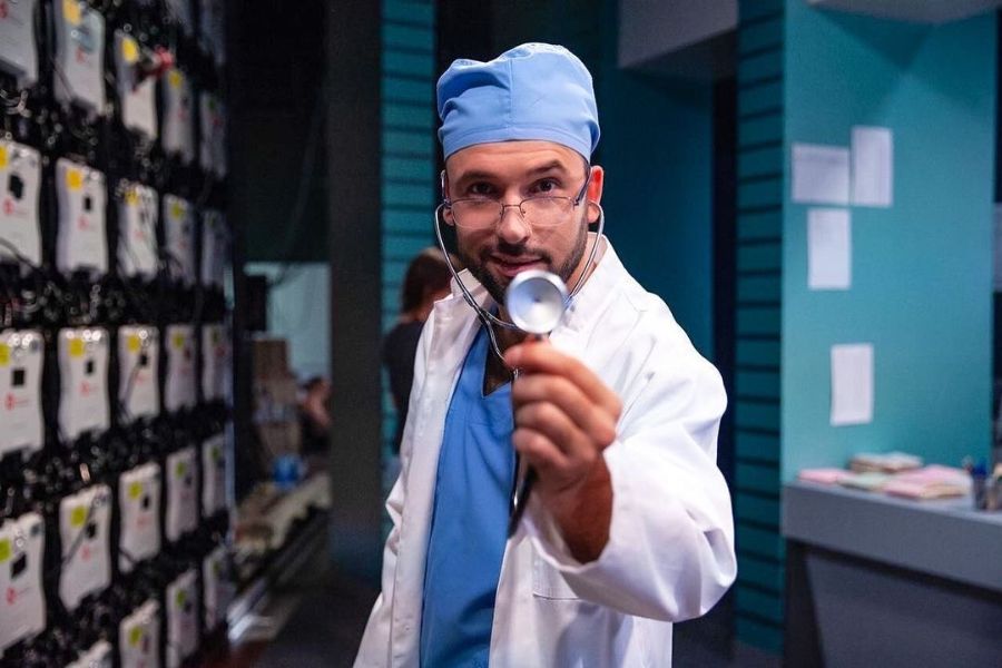 «Женюсь один раз и навсегда»: актер Александр Пташенчук — о личной жизни, скандалах и юморе