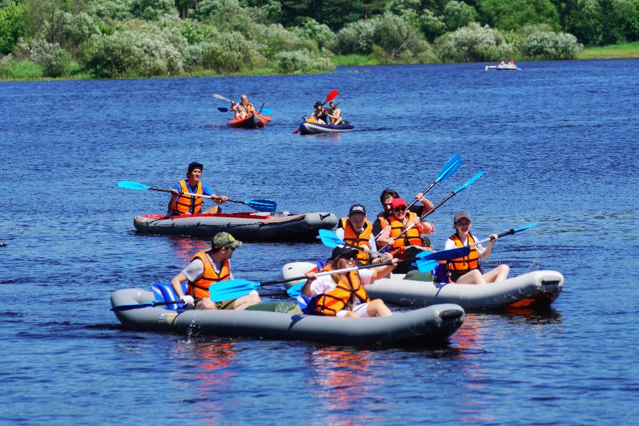 Туристическая группа собралась на озере Земснаряд, чтобы два дня сплавляться по реке Нерская 