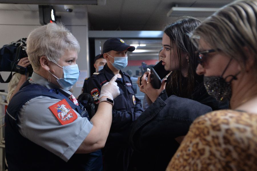 Сотрудники ОАТИ, Роспотребнадзора и полиции проводят проверку в одном из заведений общепита на предмет соблюдения масочно-перчаточного режима 