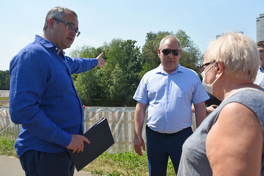 Председатель Мосгордумы Алексей Шапошников (слева) и заместитель префекта СВАО Михаил Конопельченко обсуждают с жительницей округа Еленой Колесник реконструкцию прудов